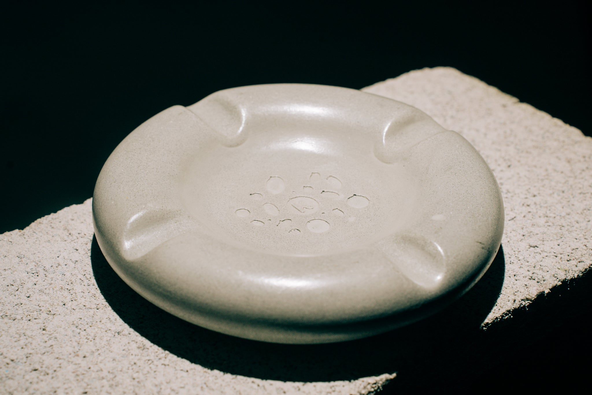 Krèto Large Round Concrete Ashtray