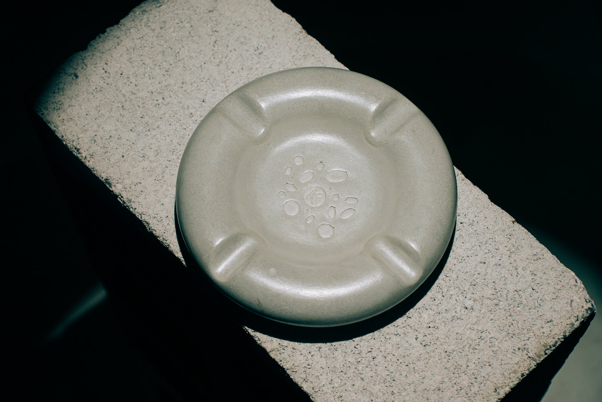 Krèto Large Round Concrete Ashtray
