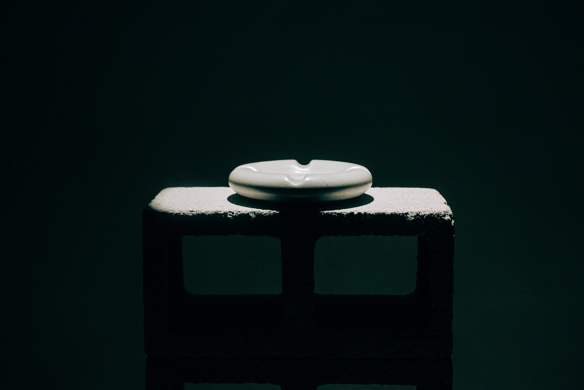 Krèto Large Round Concrete Ashtray